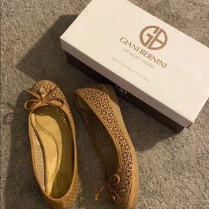 Giani Bernini memory foam flats